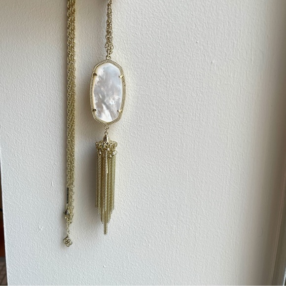 Kendra Scott Rayne Necklace in Ivory Pearl - Picture 4 of 10